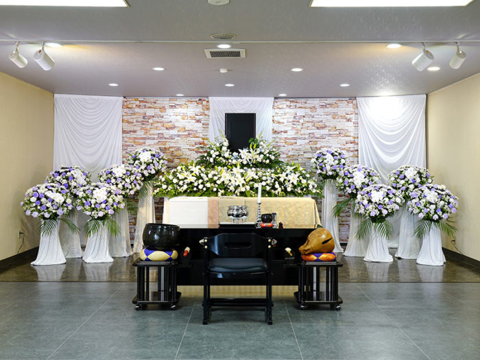 ファミリーホール鶴ヶ峰、家族葬から大規模なご葬儀にも対応可能な式場です。