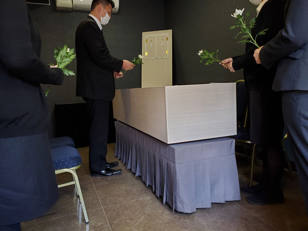 ご出棺の前にお棺の中へご献花も可能です。ファミリーホール鶴ヶ峰